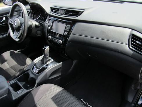 Used 2020 Nissan Rogue SV FWD image 11