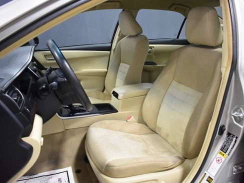 Used 2016 Toyota Camry LE image 5