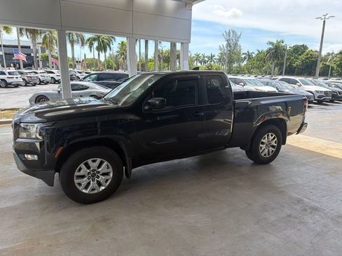 Used 2022 Nissan Frontier SV RWD image 2