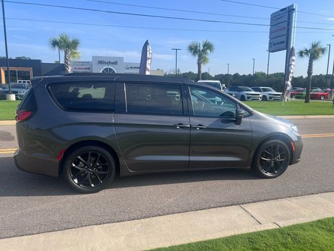 Used 2022 Chrysler Pacifica Limited w/ S Appearance Package FWD image 2