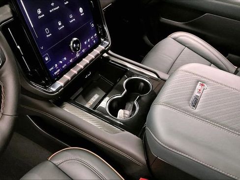 Used 2025 GMC Yukon AT4 w/ AT4 Premium Package AWD/4WD image 17