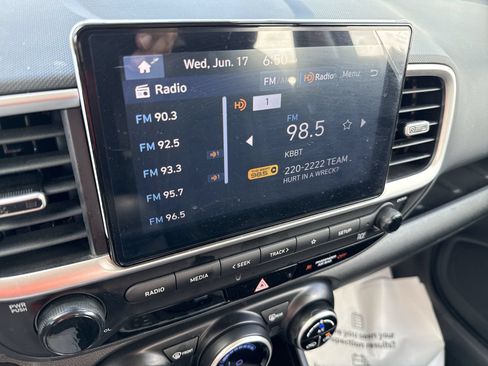 Used 2024 Hyundai Venue SEL FWD image 12
