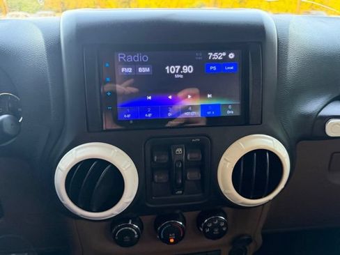 Used 2017 Jeep Wrangler Unlimited Sahara w/ Connectivity Group AWD/4WD image 10