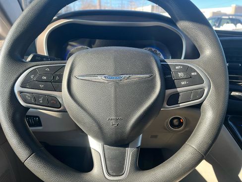Used 2017 Chrysler Pacifica LX image 9