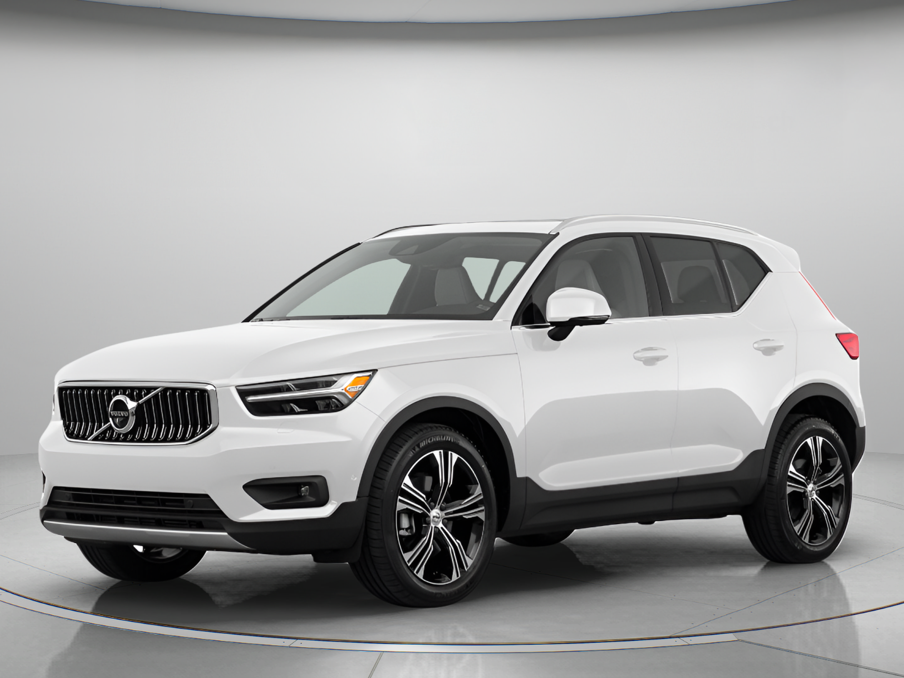 Used 2020 Volvo XC40 T5 R-Design w/ Protection Package AWD/4WD image 1