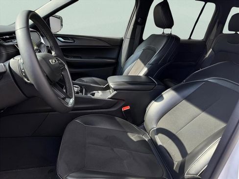 Used 2023 Jeep Grand Cherokee Altitude image 17