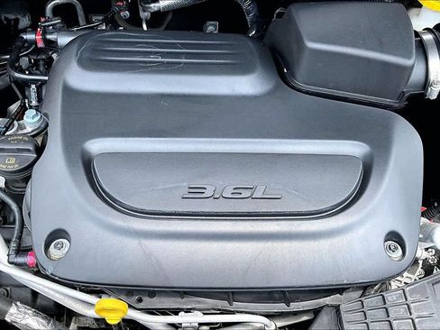 Used 2024 Chrysler Pacifica Touring-L FWD image 32