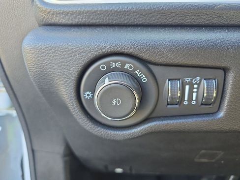 Used 2024 Chrysler Pacifica Limited FWD image 14