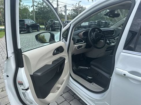Used 2023 Chrysler Voyager LX FWD image 22