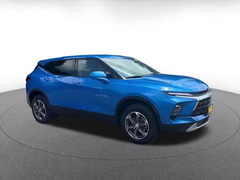 Used 2026 Chevrolet Blazer LT AWD/4WD image 2