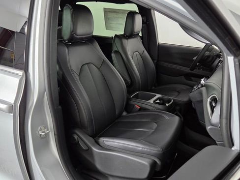 New 2026 Chrysler Pacifica Select FWD image 38