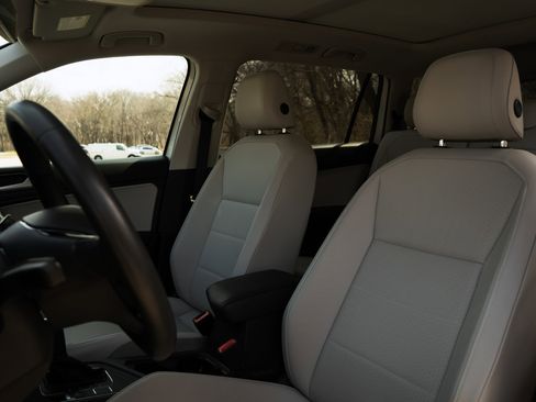 Used 2020 Volkswagen Tiguan SE w/ Panoramic Sunroof Package image 17