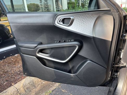 Used 2025 Kia Soul LX w/ LX Technology Package FWD image 18