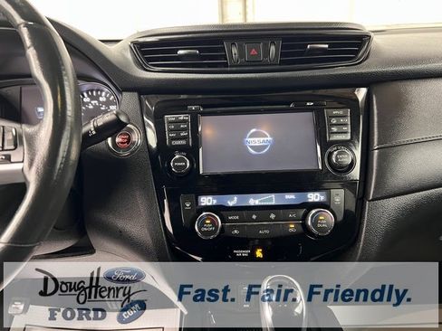 Used 2017 Nissan Rogue SV w/ SV Premium Package image 40