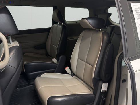 Used 2019 Kia Sedona EX FWD image 11