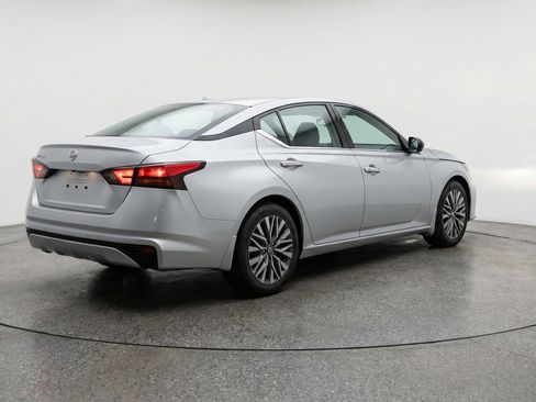 Used 2025 Nissan Altima 2.5 SV FWD image 9