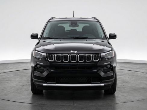 Used 2025 Jeep Compass Latitude AWD/4WD image 2