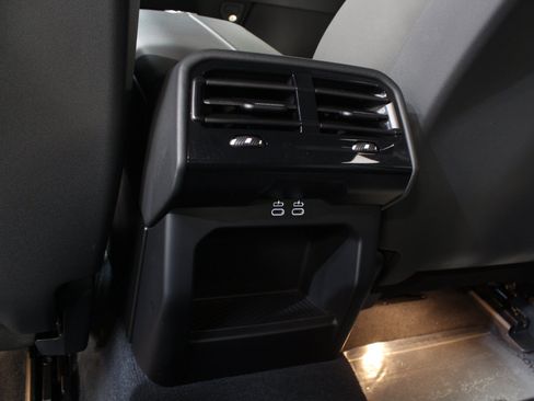 Used 2024 BMW 530i xDrive AWD/4WD image 46