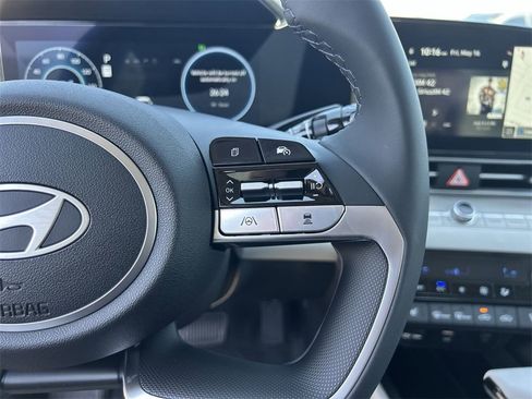 New 2025 Hyundai Elantra Limited image 28