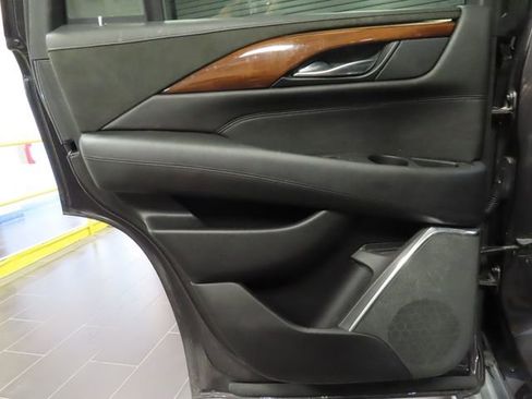 Used 2018 Cadillac Escalade Luxury AWD/4WD image 11