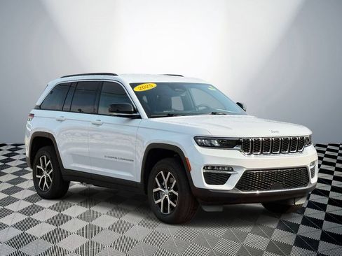 Used 2025 Jeep Grand Cherokee Limited AWD/4WD image 4