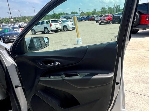 Used 2020 Chevrolet Equinox LT w/ Driver Convenience Package image 16
