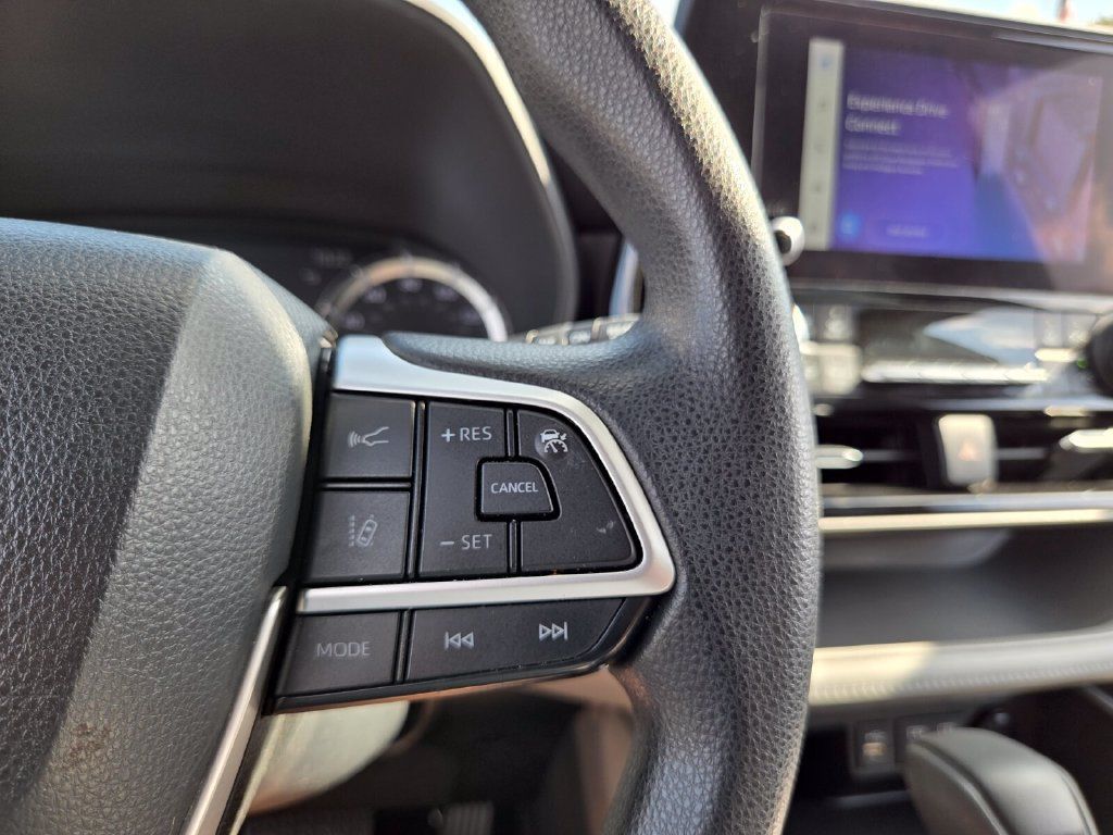 Used 2023 Toyota Highlander L FWD image 24