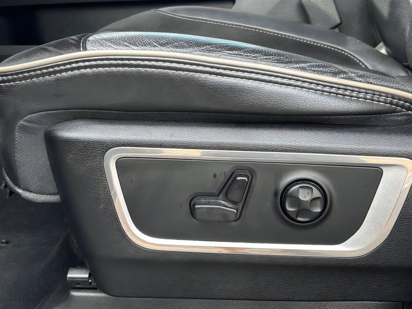 Used 2019 RAM 1500 Laramie AWD/4WD image 28