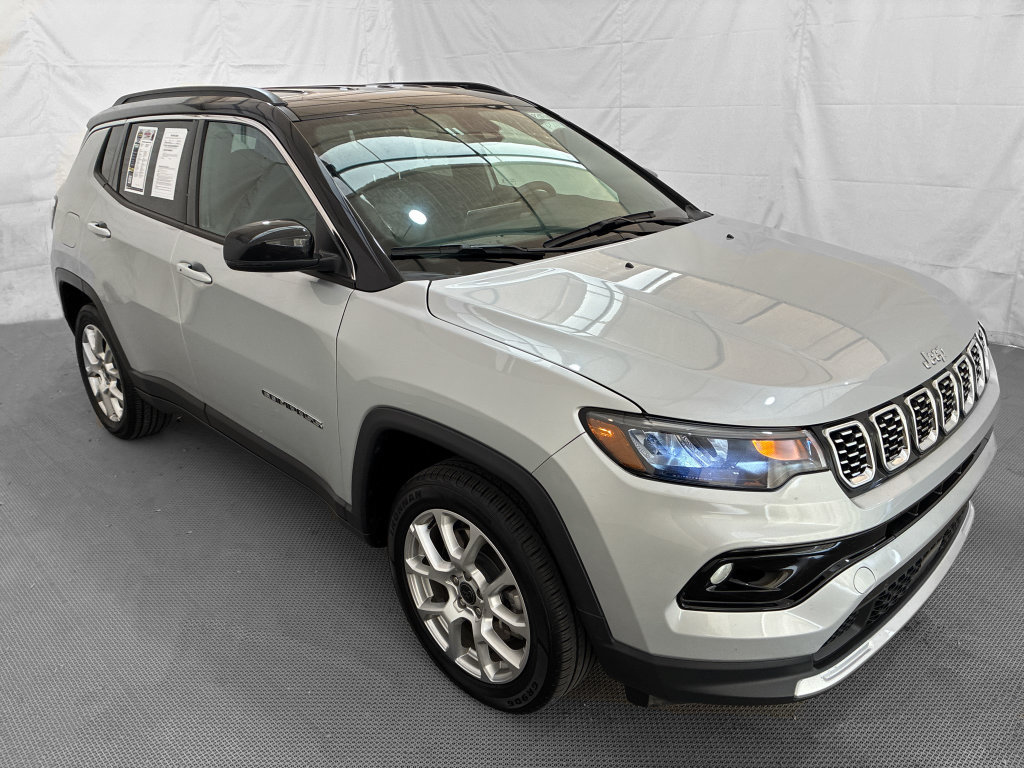 Used 2025 Jeep Compass Limited AWD/4WD image 10