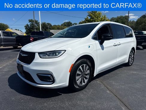 Used 2024 Chrysler Pacifica Limited FWD image 2