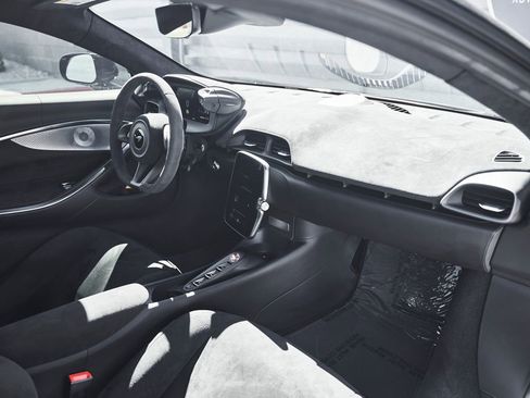 Used 2024 McLaren Artura RWD image 28