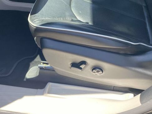 Used 2023 Chrysler Pacifica Limited FWD image 16