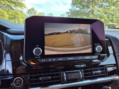 Used 2022 Nissan Pathfinder SV w/ SV Premium Package image 16