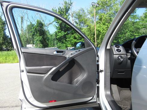 Used 2017 Volkswagen Tiguan Sport AWD/4WD image 9