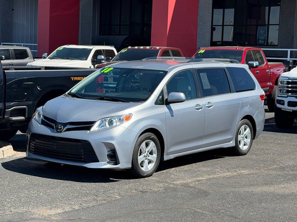 Used 2018 Toyota Sienna LE FWD image 1