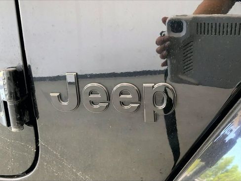 Used 2022 Jeep Gladiator Overland AWD/4WD image 9