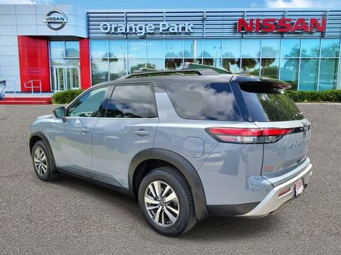 Used 2023 Nissan Pathfinder SL AWD/4WD image 3