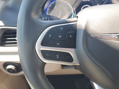 Used 2023 Chrysler Pacifica Touring-L image 25