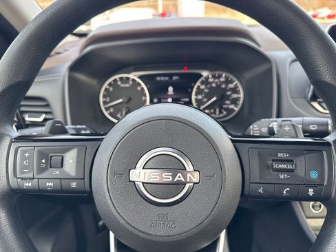 Used 2022 Nissan Rogue SV image 18