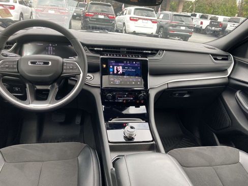 Certified 2024 Jeep Grand Cherokee Altitude image 17