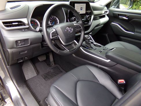 Used 2025 Toyota Highlander XLE AWD/4WD image 20