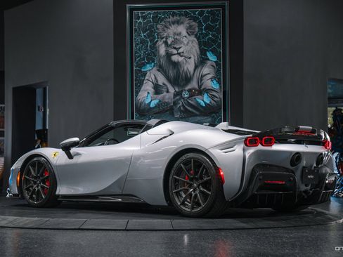 Used 2022 Ferrari SF90 Spider image 9