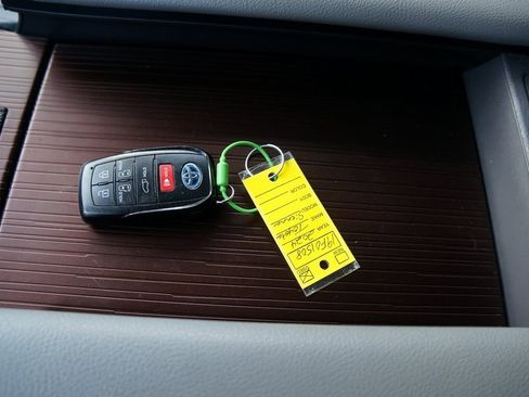 Used 2024 Toyota Sienna XLE image 2