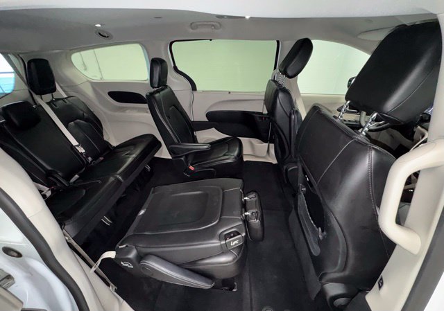 Used 2024 Chrysler Pacifica Touring-L FWD image 11