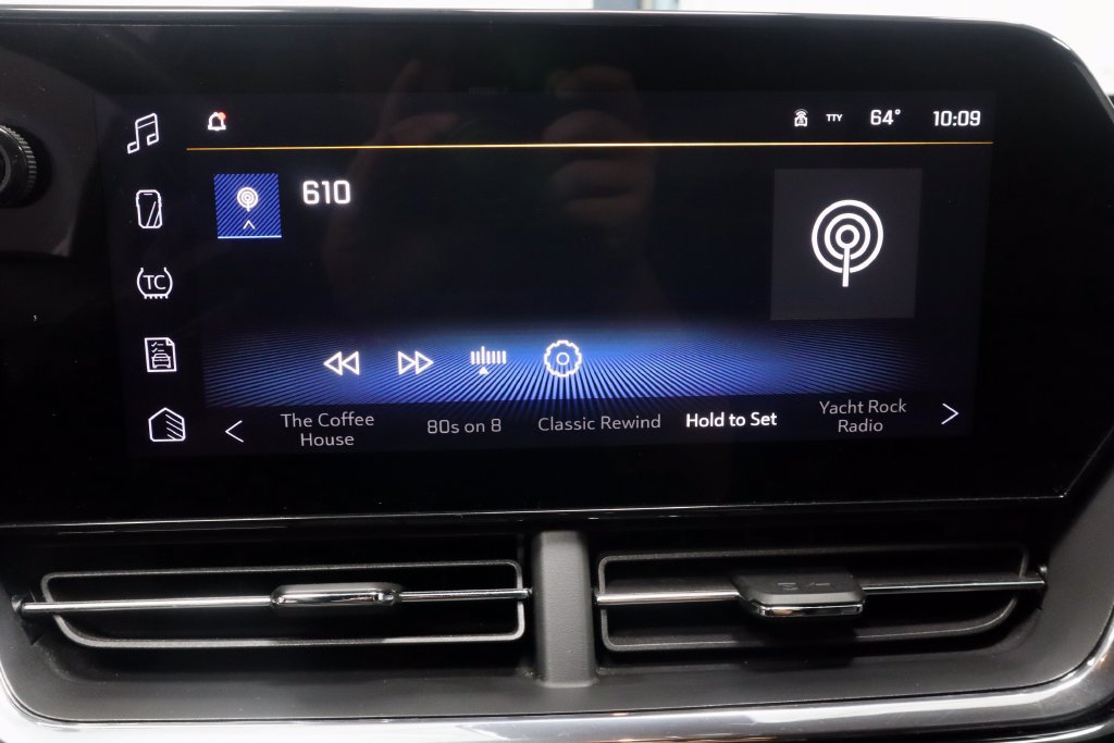 Used 2025 Chevrolet Trax RS FWD image 3