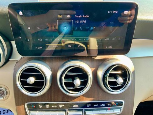Used 2021 Mercedes-Benz GLC 300 4MATIC image 17