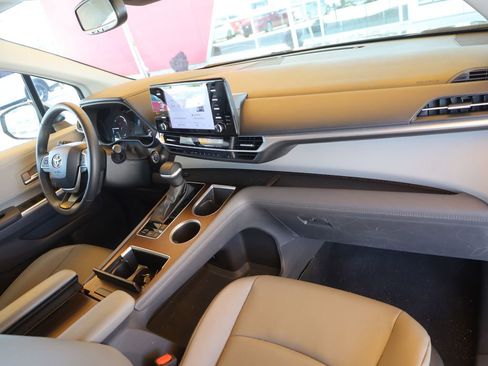 Used 2024 Toyota Sienna XLE image 13