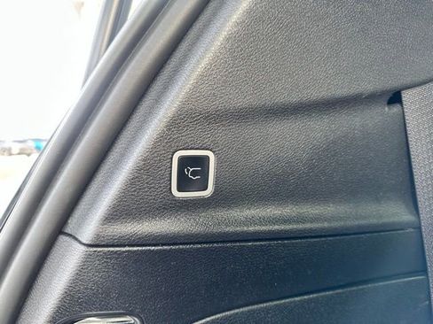 Used 2025 Chrysler Pacifica Limited image 8