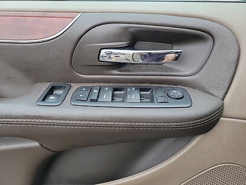 Used 2012 Chrysler Town & Country Touring-L w/ Driver Convenience Group FWD image 11