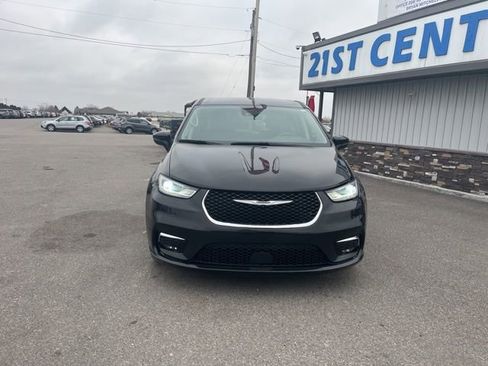 Used 2023 Chrysler Pacifica Touring-L FWD image 2